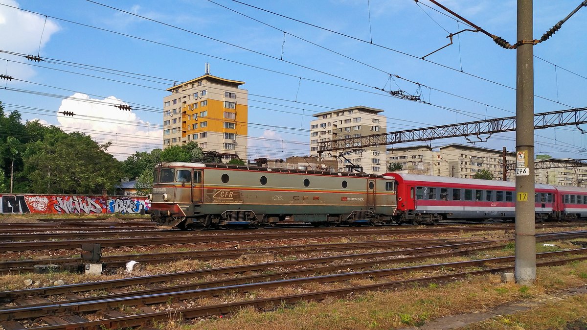 E-Lok 91-53-0-420302-8 mit IR nach Galati im Nordbahnhof Bukarest am 07.05.2018