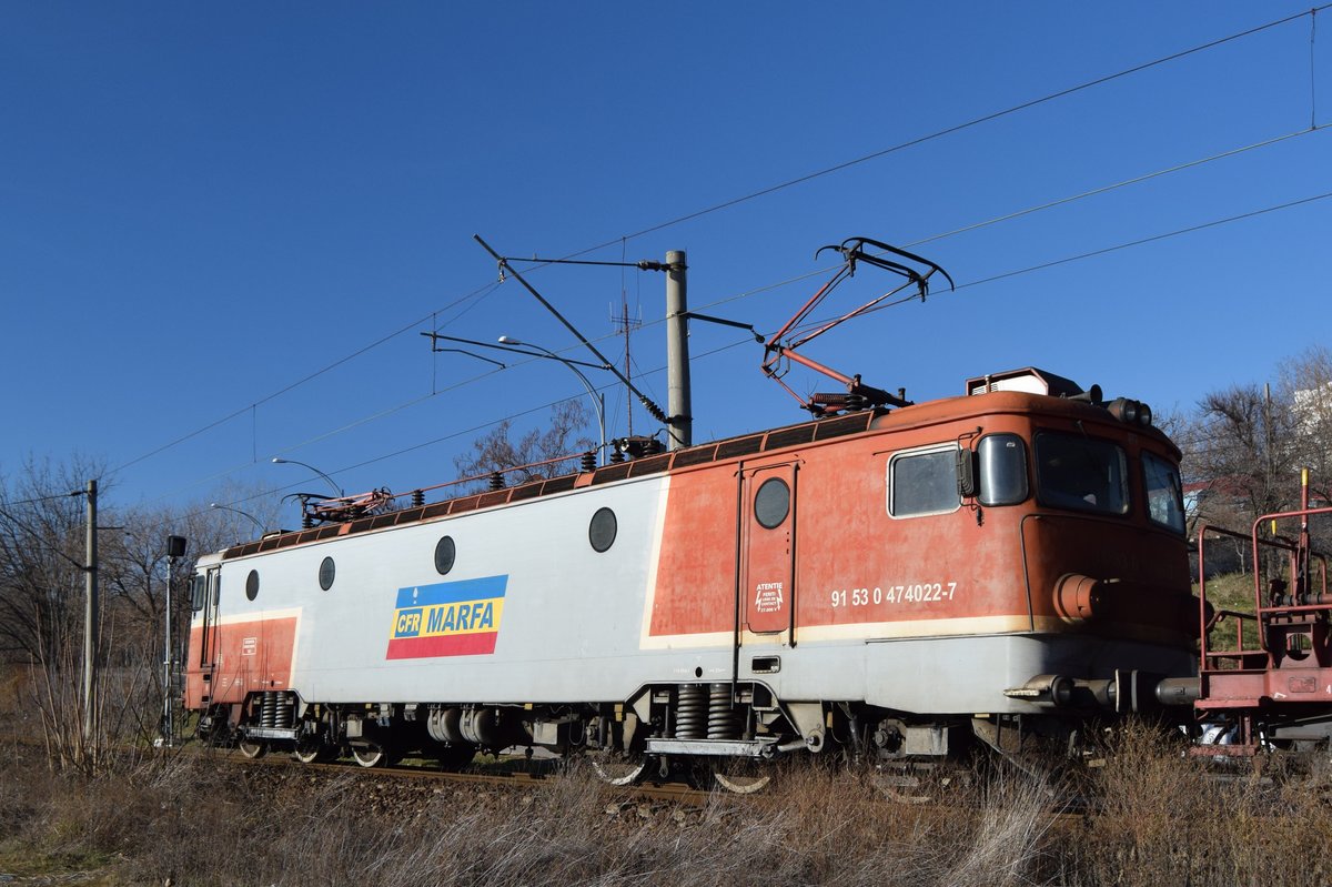 E-Lok 91-53-0-474022-7 mit Gterzug am 02.01.2017 kurz vor der Einfahrt in Bahnhof Drobeta Turnu Severin.