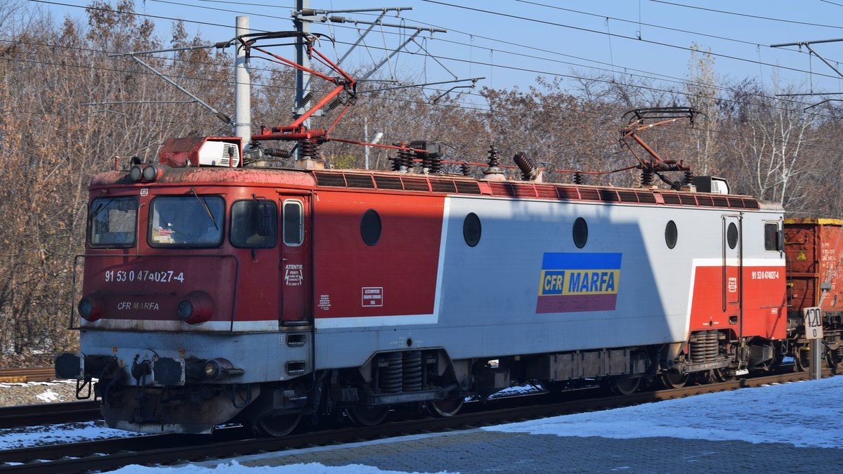 E-Lok 91-53-0-474027-4 mit gemischtem Güterzug am 02.12.2018 im Bahnhof Bucuresti Baneasa.