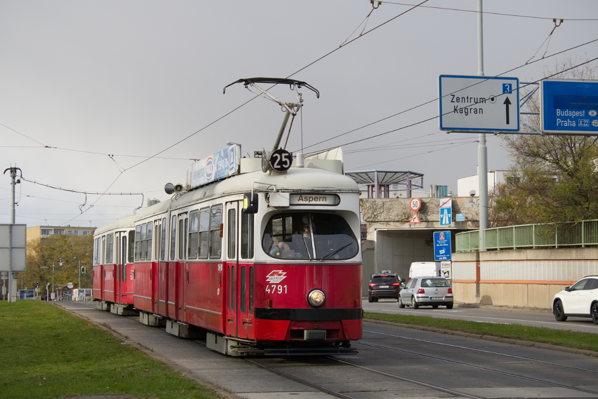 E1 4791 mit c4 1328 auf der Linie 25 auf der Rampe zur Haltestelle Erzherzog-Karl-Straße, 20.11.2017