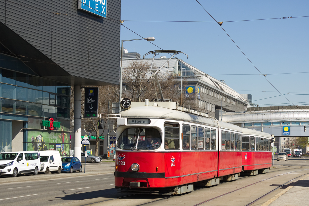 E1 4833 mit c4 1310 auf der Linie 25 kurz nach dem Einbiegen in die Wagramer Straße, 28.03.2017