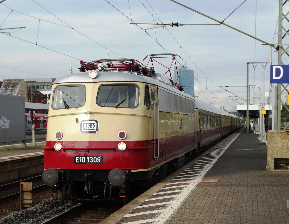 E10 1309 (113 309) mit AKE Rheingold am 12.06.16 in Frankfurt am Main Süd Bhf Gleis 7