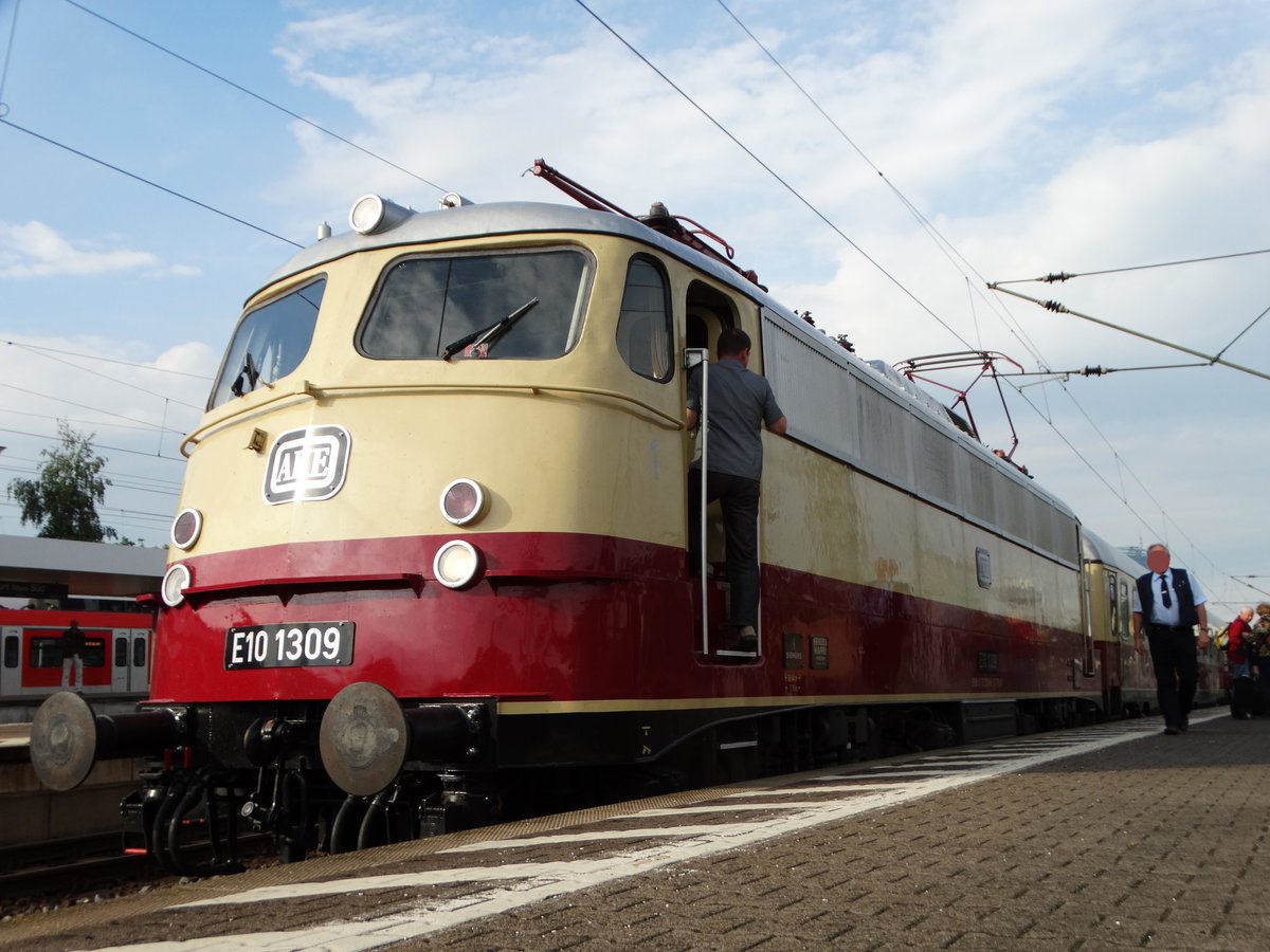 E10 1309 (113 309) mit AKE Rheingold Downside am 12.06.16 in Frankfurt am Main Süd Bhf Gleis 7