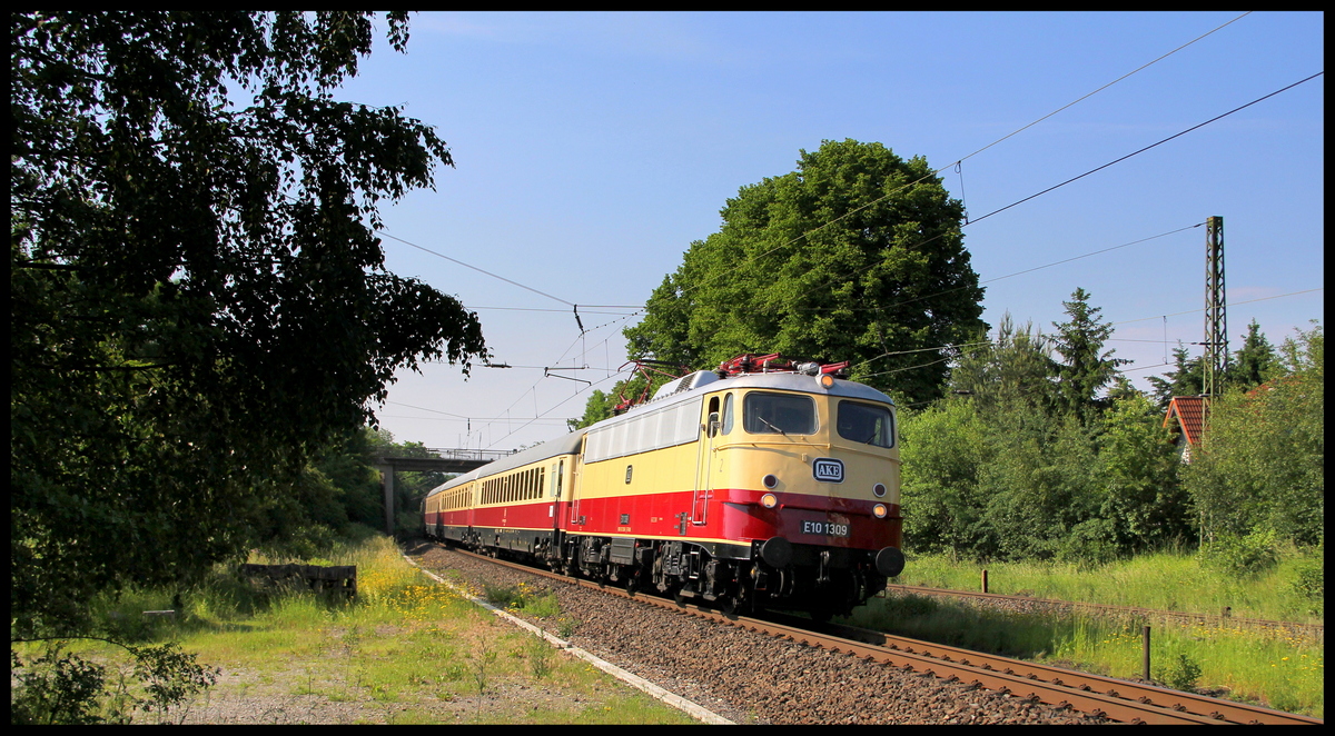 E10 1309 mit einem AKE Zug an die Ostsee am 05.06.16 in Kerzell