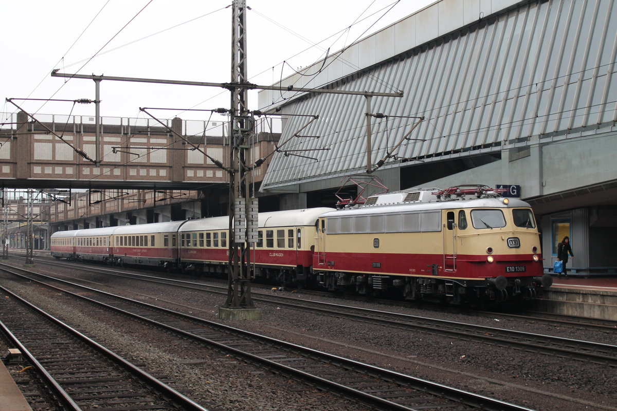 E10 1309 mit einem AKE-Rheingold Sonderzug am 04.11.2018 in Kassel-Wilhelmshöhe.