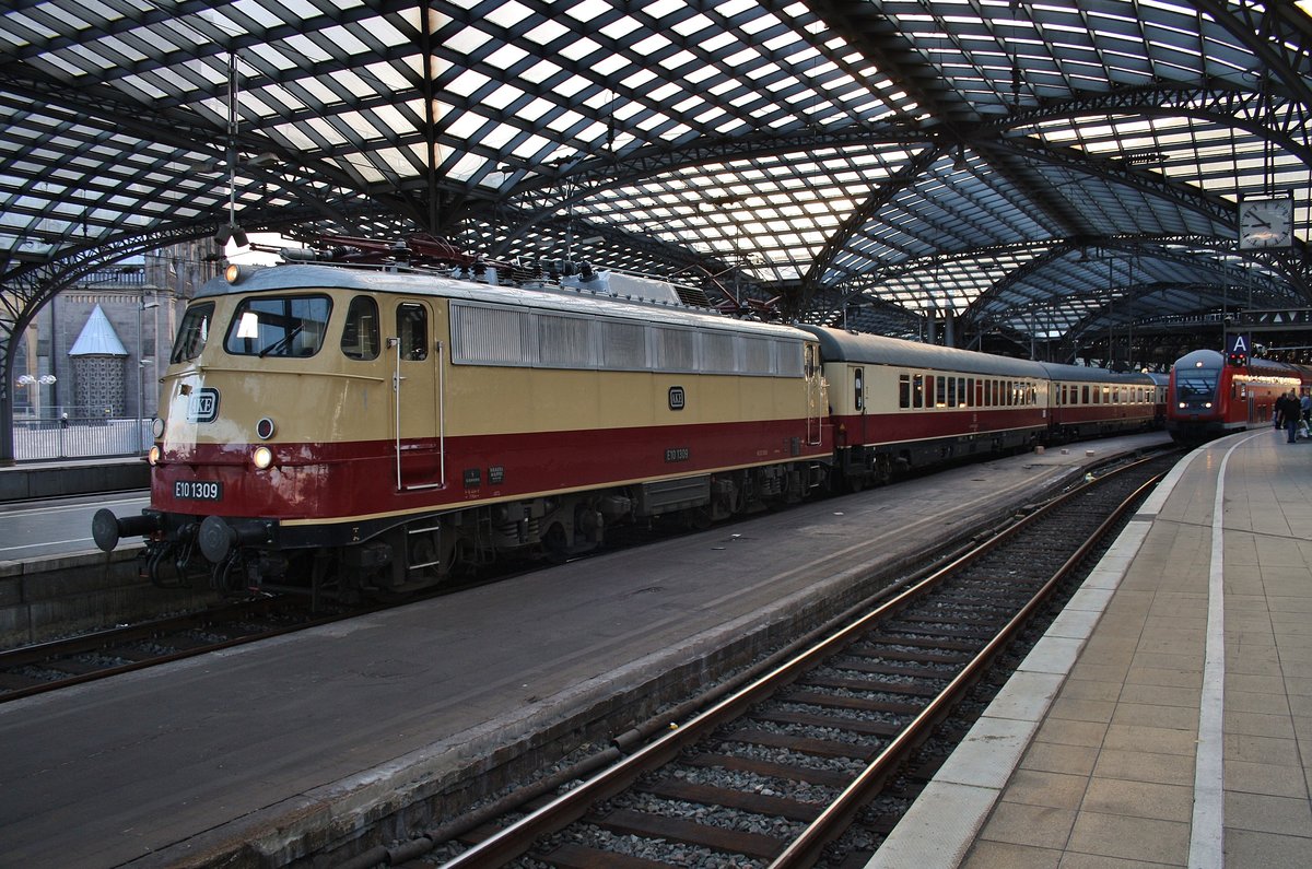E10 1309 steht am Abend des 2.7.2017 mit dem AKE50 von Ulm Hauptbahnhof nach Dortmund Hauptbahnhof im Kölner Hauptbahnhof.