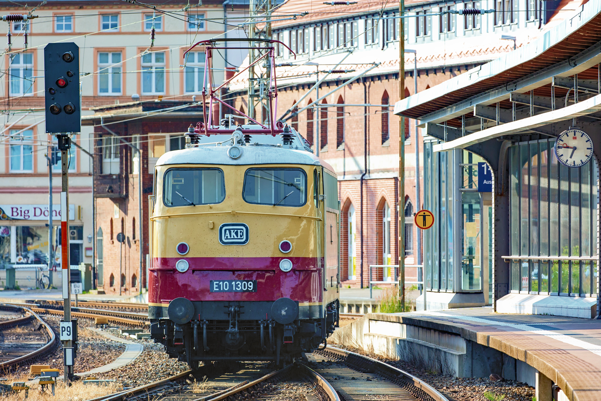 E10 1309 in Stralsund abgespannt vom AKE Rheingold. - 26.06.2016