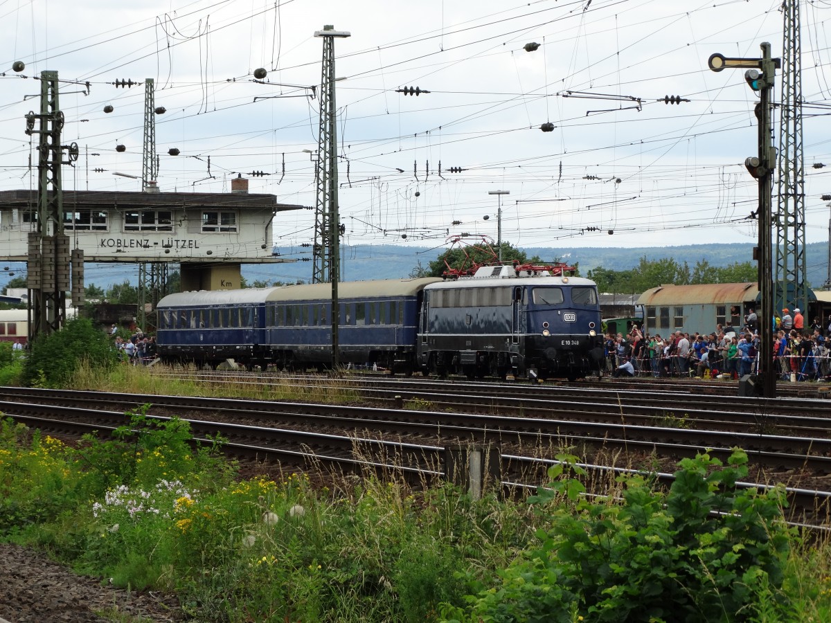 E10 348 mit blauen Kanzelwagen  am 14.06.14 in Koblenz Lützel von einen Öffentlichen Fotopunkt aus Fotografiert