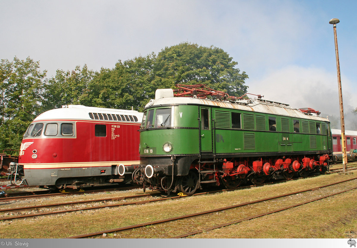 e18 19 und VT 08 520 ausgestellt bei den Dampfloktagen 2017 in Meiningen. Die Aufnahme entstand am 3. September 2017.