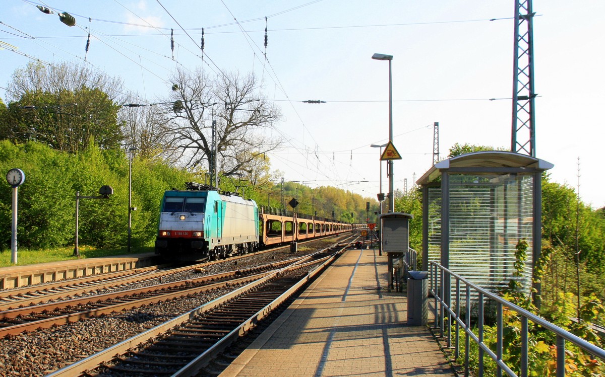 E186 126 von Crossrail kommt aus Richtung Aachen-West mit einem langen Fiat-Autoleerzug aus Antwerpen(B) nach Tychy(PL) und fährt durch Kohlscheid und fährt in Richtung Herzogenrath,Neuss bei schönem Frühlingswetter am 19.4.2014. 