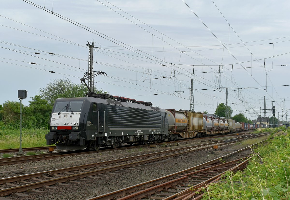 E189 093 kommt mit einem Klv durch Grevenbroich am Montag den 11.6.2018 gen Rheydt gefahren.