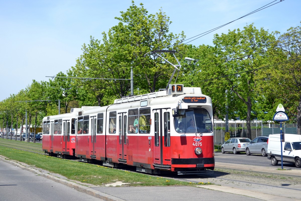 E2 4075 + c5 1475 als Linie 71 bei der Haltestelle Weißenböckstraße. 25.04.2015