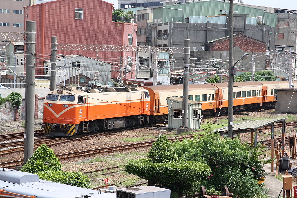 E206 am 09.Juni 2017 bei der Ausfahrt aus der Changhua Station.