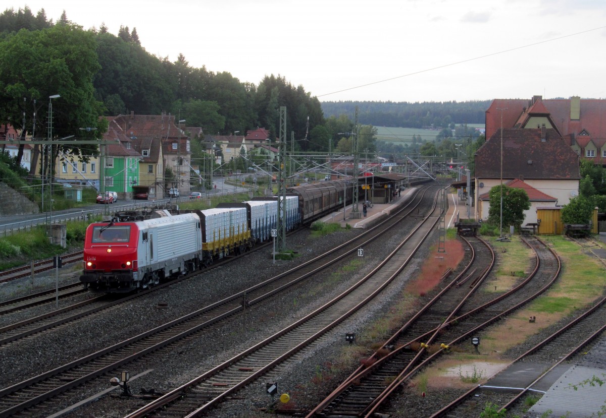 E37 519 zieht am 11. Juni 2014 drei Flachwagen und mehrere H-Wagen durch Kronach in Richtung Lichtenfels.