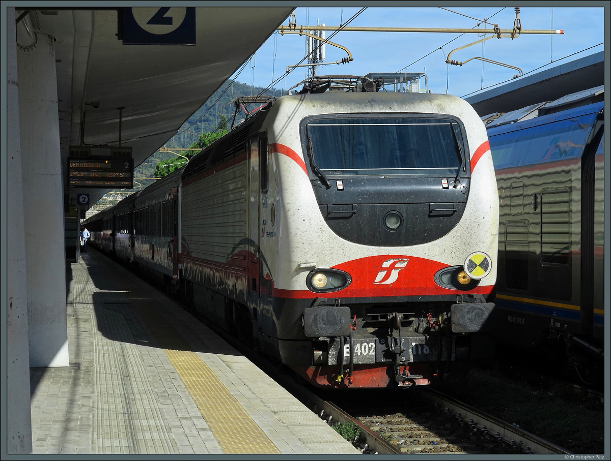 E.402 118 hält am 24.09.2018 mit dem IC 660 Mailand - Ventimiglia in Savona.
