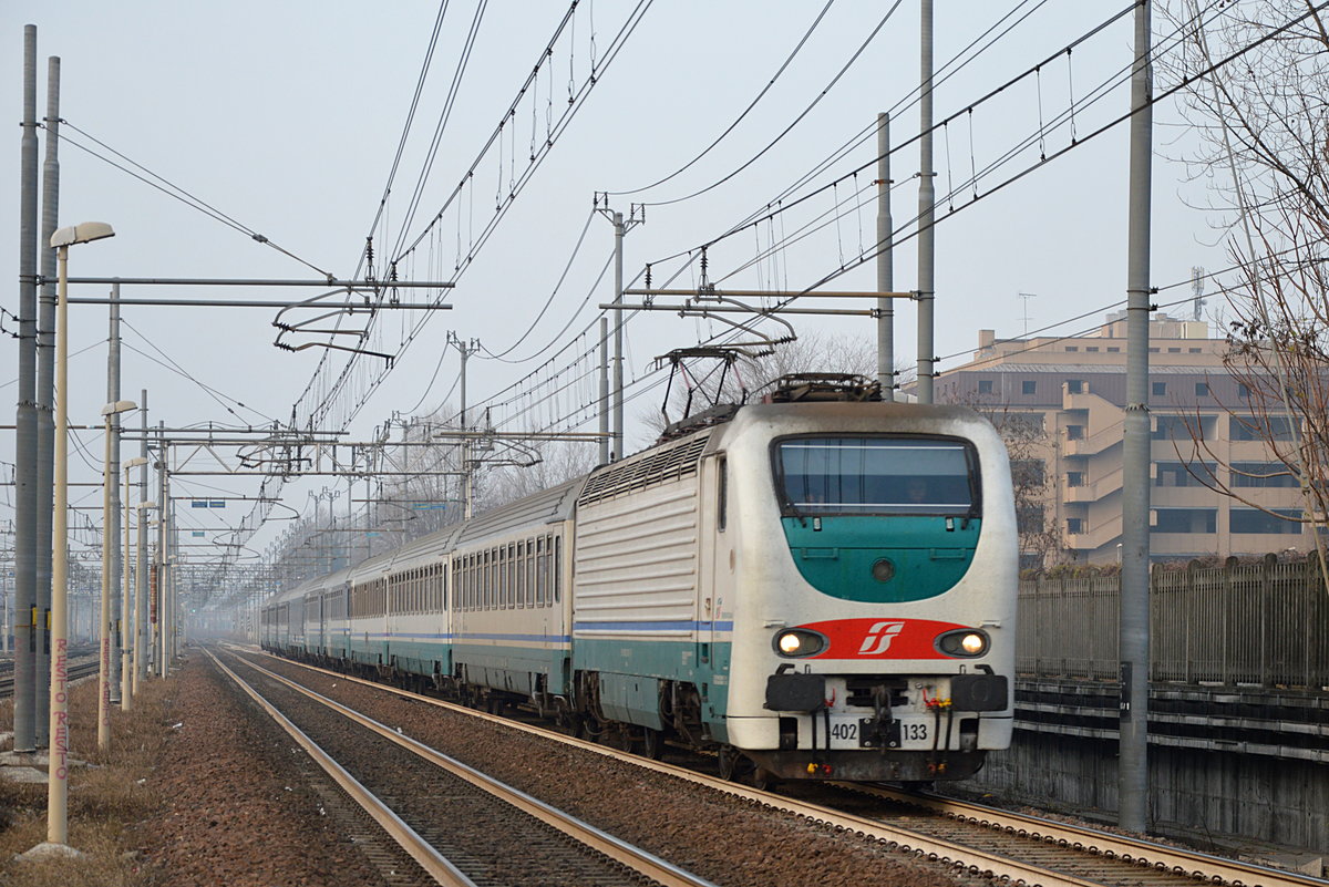 E402 134 läuft mit ICN 794 zwischen den Bahnhöfen Lambrate und Rogoredo - 14.12.2016