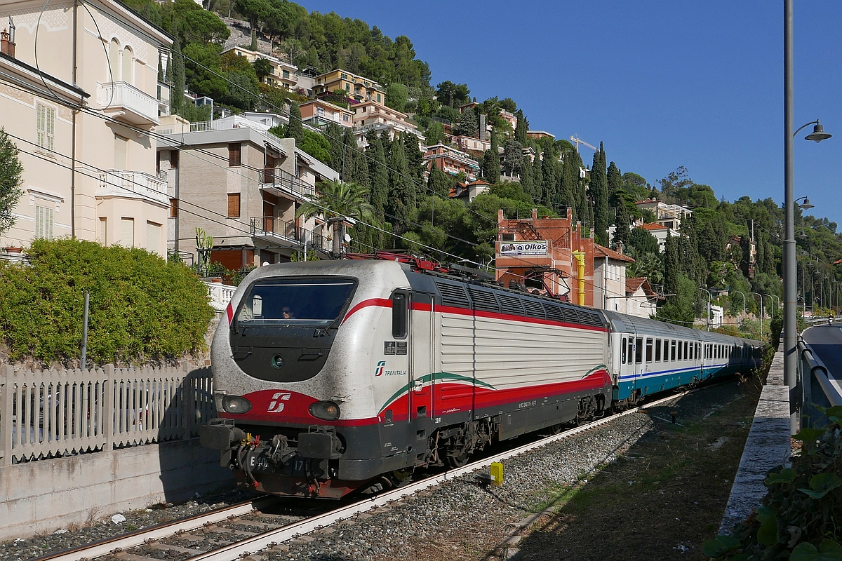 E402.178 mit dem IC 660, Milano Centrale - Ventimiglia, in Alassio (30.10.2017).