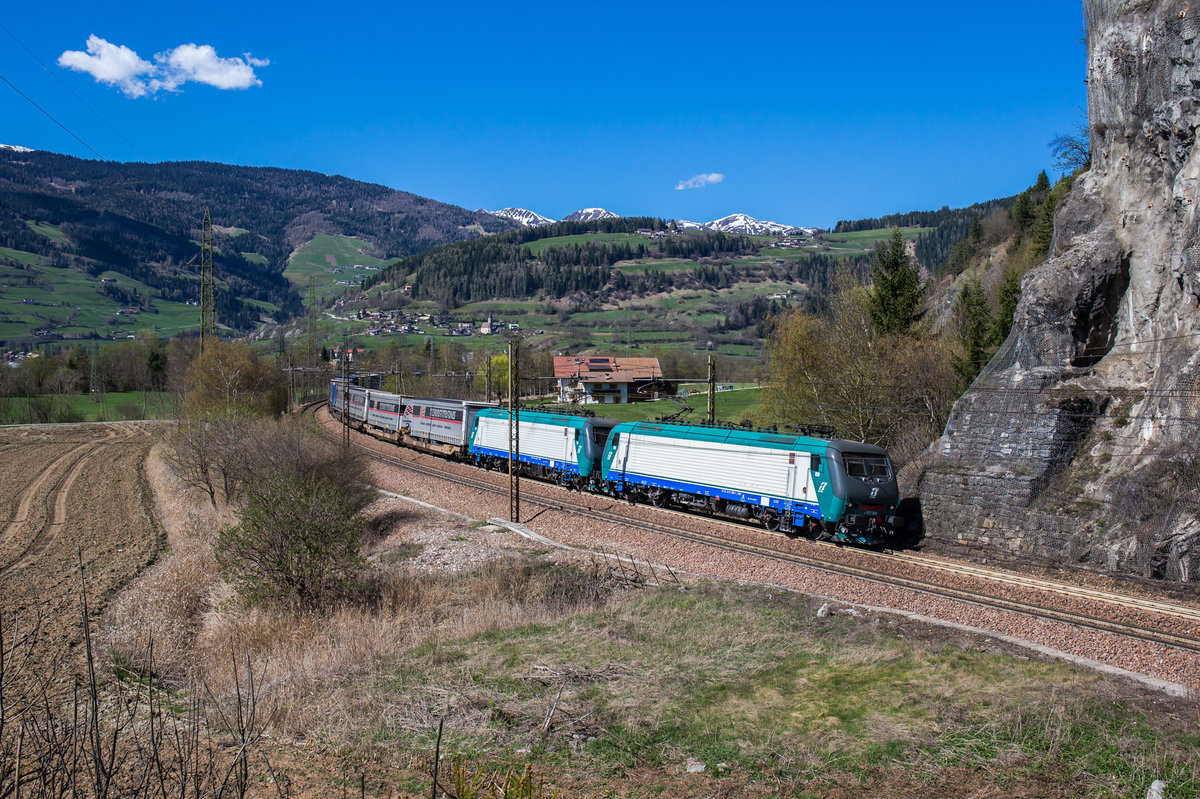 E412 006 und E412 020 fahren mit einem KLV bei Vipiteno in Richtung Bozen.