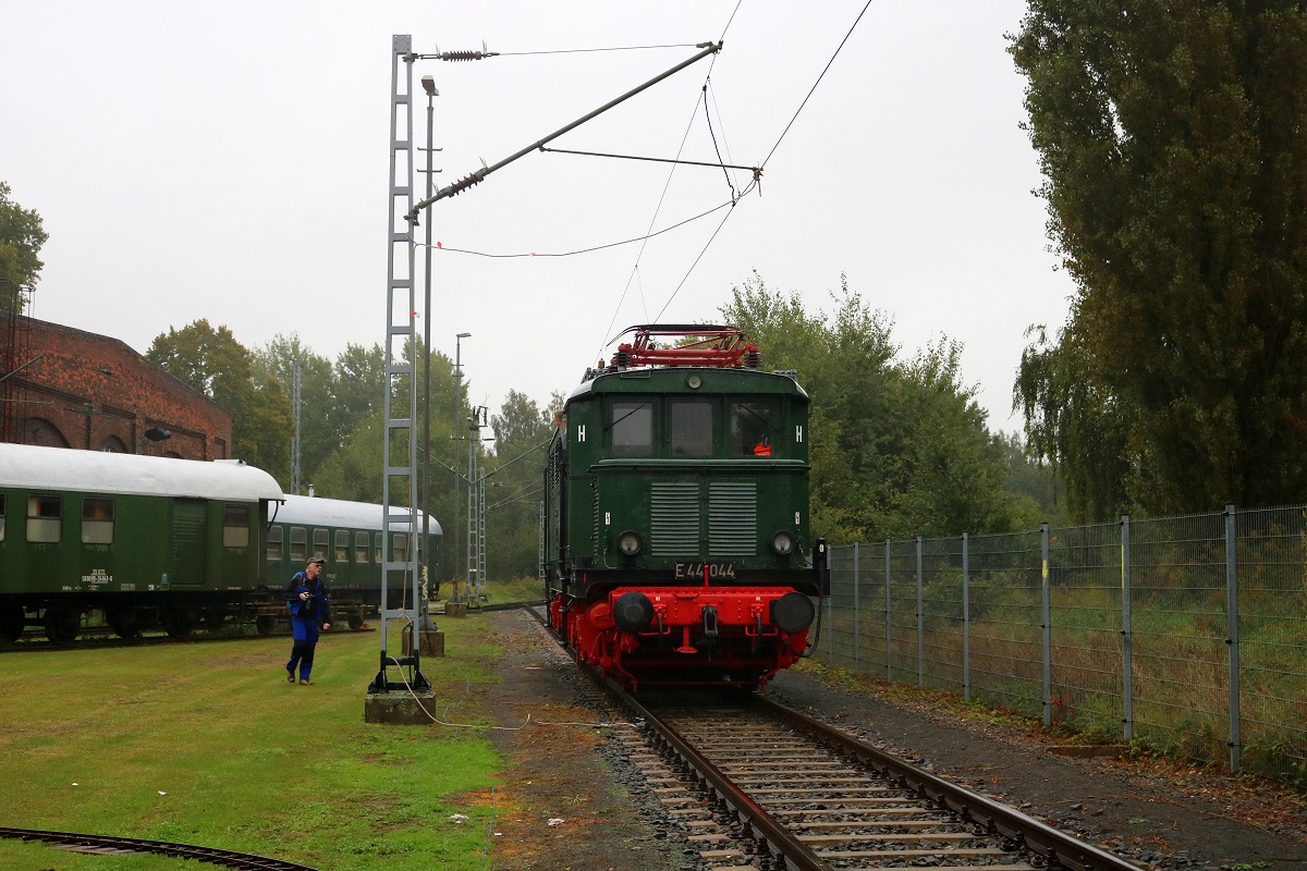 E44 044 (BR 144 | DR 244) steht im ehemaligen Bw Lutherstadt Wittenberg anlässlich der jährlichen Bahnaktionstage. [24.9.2017 | 11:18 Uhr]