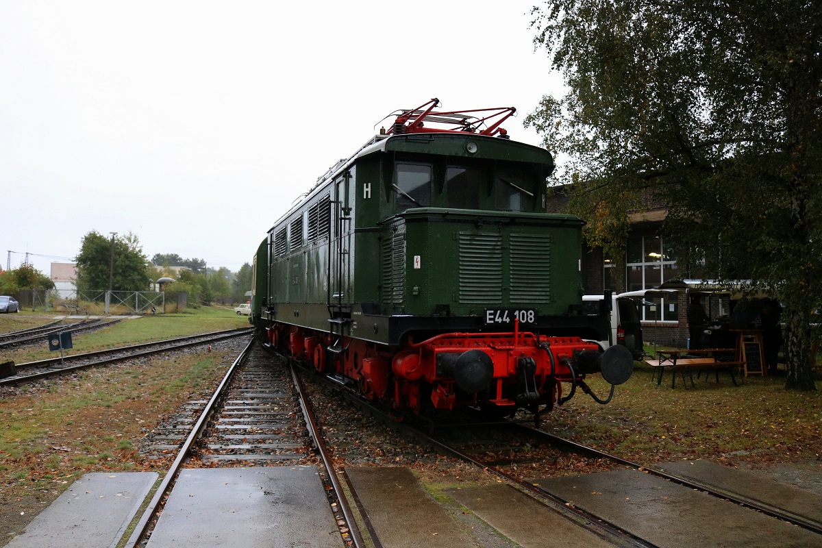 E44 108 (BR 144 | DR 244) steht im ehemaligen Bw Lutherstadt Wittenberg anlässlich der jährlichen Bahnaktionstage. [24.9.2017 | 11:12 Uhr]