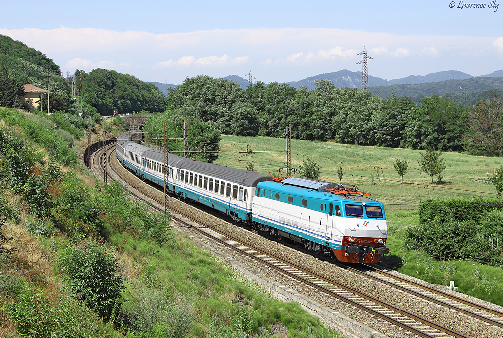 E.444 099 passes Rigoroso whilst working Inter City train 669 from Milano Centrale-La Spezia Centrale, 10 July 2012