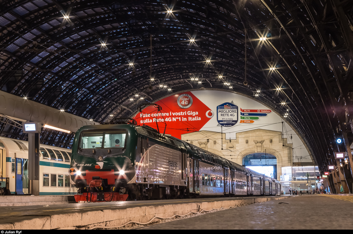 E.464.294 wartet am Abend des 1. Juli 2016 mit ihrem Trenord Regionalzug in Milano Centrale auf die Abfahrt.