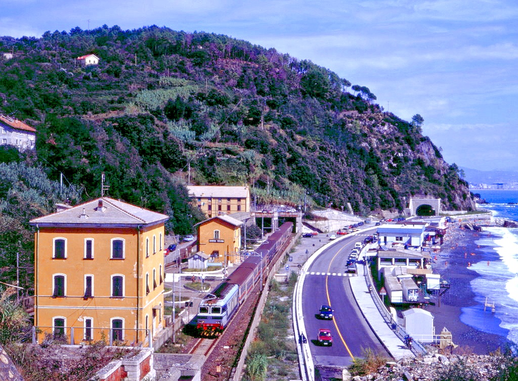 E633 007 ist bei Genova Vesima in Richtung San Remo unterwegs mit Nahverkehrszug 11250, 10.09.1994.