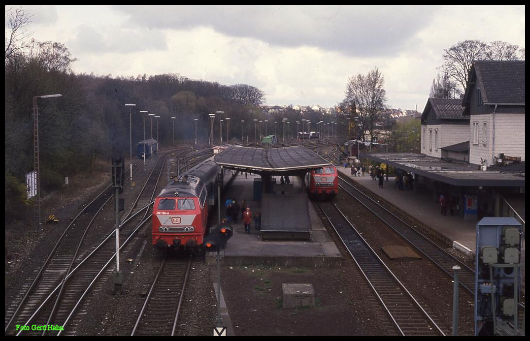 Eährend des Bahnhofsfestes am 5.4.1992 in Menden gab es natürlich auch Plan Züge. Am Bahnsteig kam 218136 links an. Während rechts 216014 zu Führerstand Mitfahrten einlud.