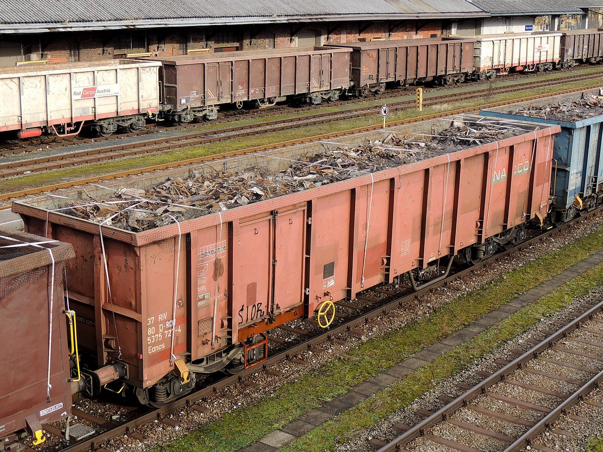 Eanos 3780(D-RCW)5375727-4(NACCO) befüllt mit Schrott, wartet am Bhf. Ried i.I. auf den Abtransport; 171215