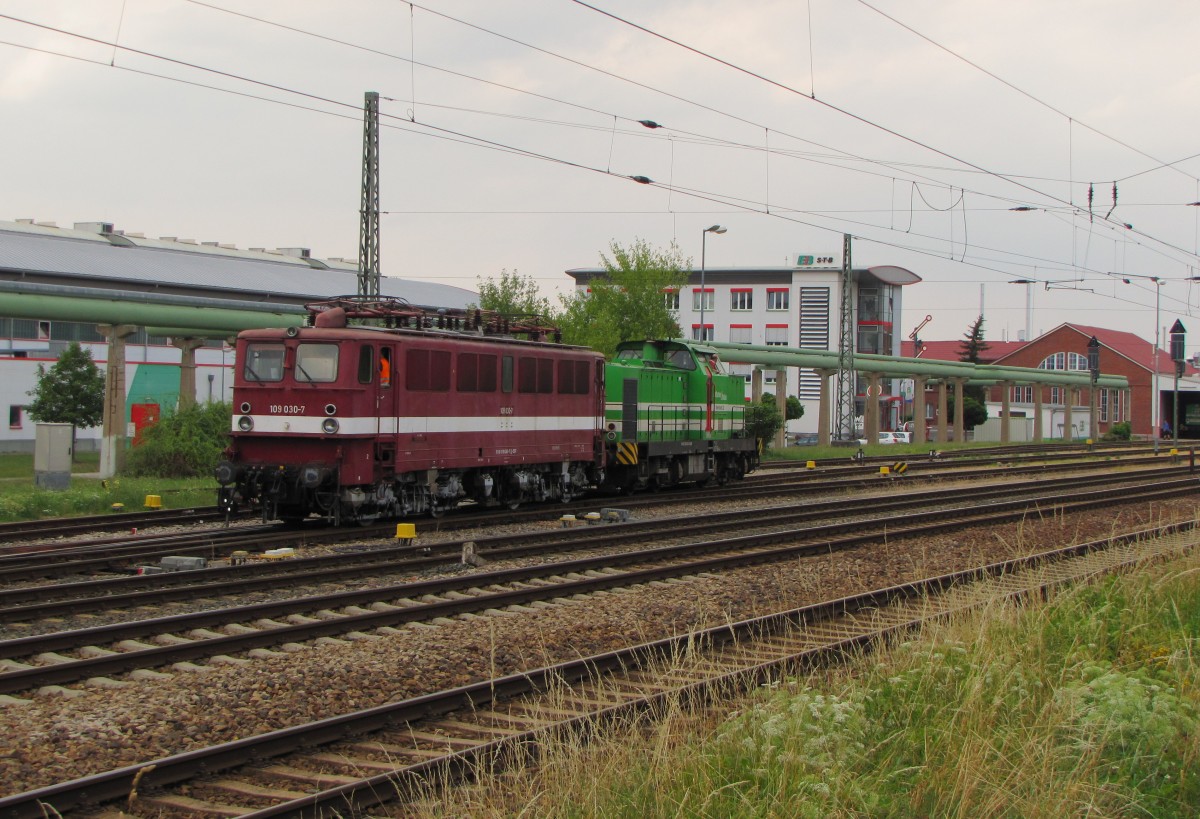 EB 22  Lisa 2  zieht am 24.07.2015 die EGP 109 030-7 auf das Gelände der Erfurter Bahn in Erfurt Ost. Nach der dortigen Übernachtung bepsannte sie am 25.07.2015 ab Erfurt Hbf den  Störtebeker-Express  von Ilmenau nach Bergen auf Rügen.