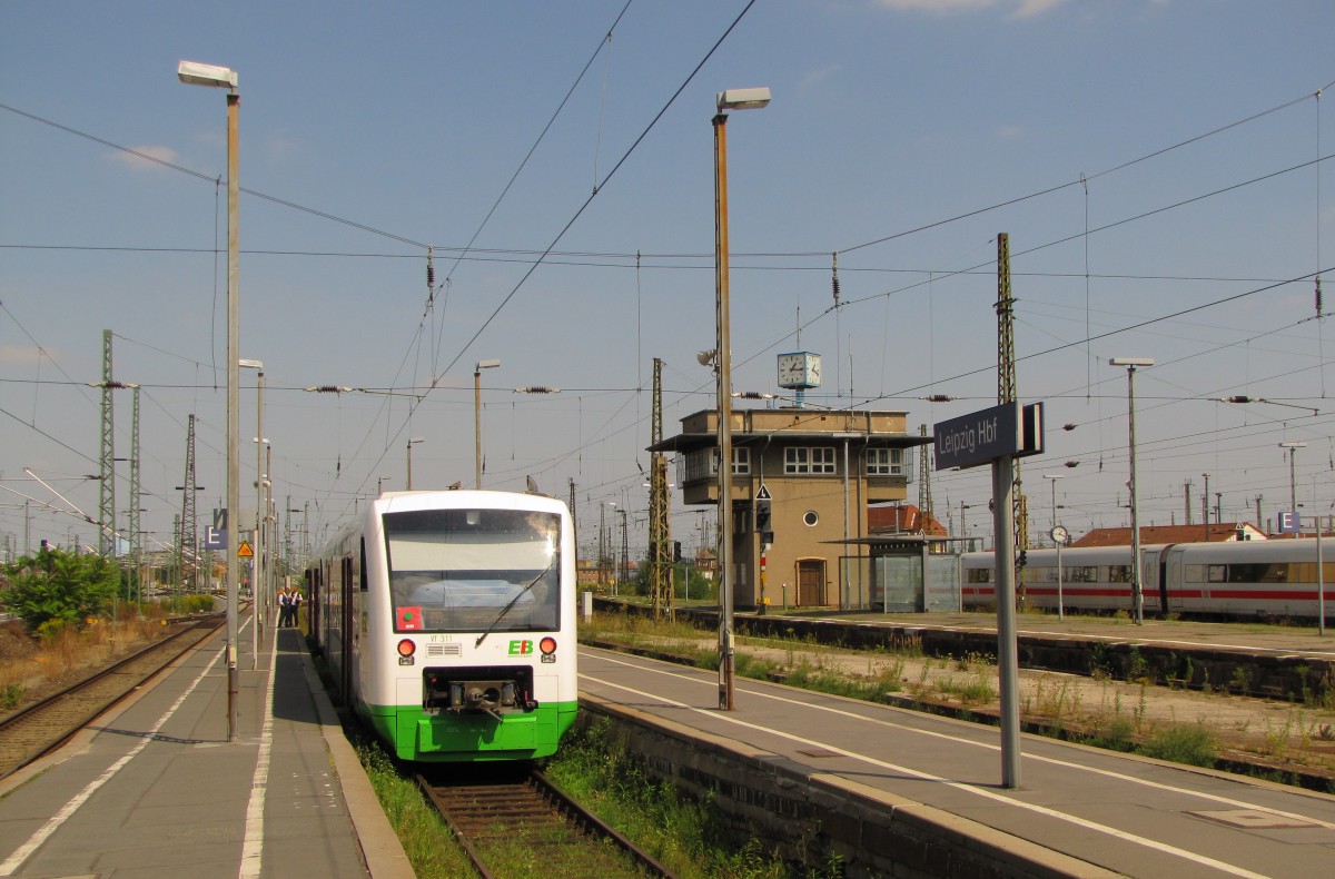 EB VT 311 als EB 37453 nach Saalfeld (Saale), am 22.08.2013 in Leipzig Hbf. Diese Nahverkehrsleistung darf augenscheinlich nicht in die groe Bahnhofshalle und mu vom Auenbahnsteig 10a ihre Fahrt beginnen.