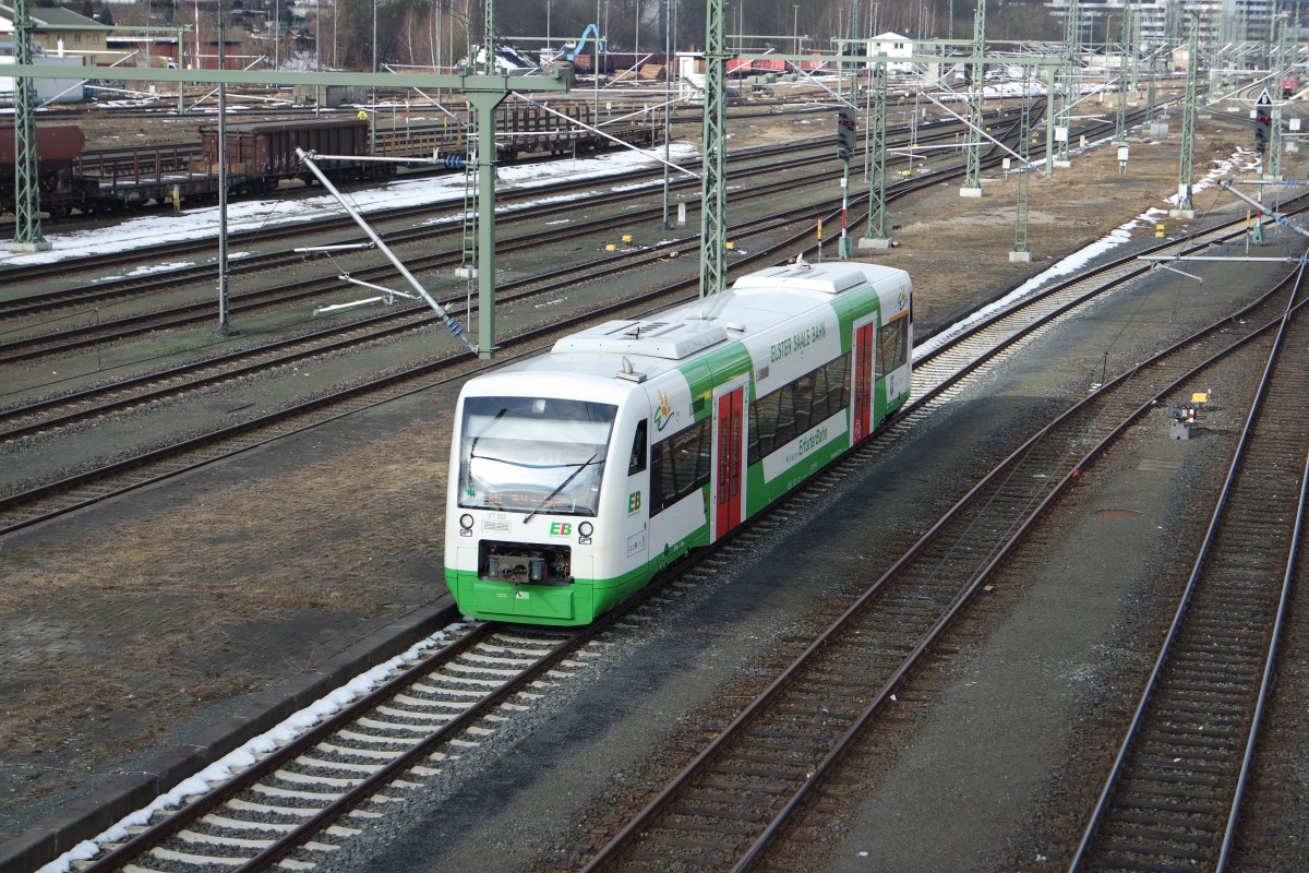 EB VT302 fährt aus der Abstellung an den Bahnsteig.Hof 25.02.2015.
