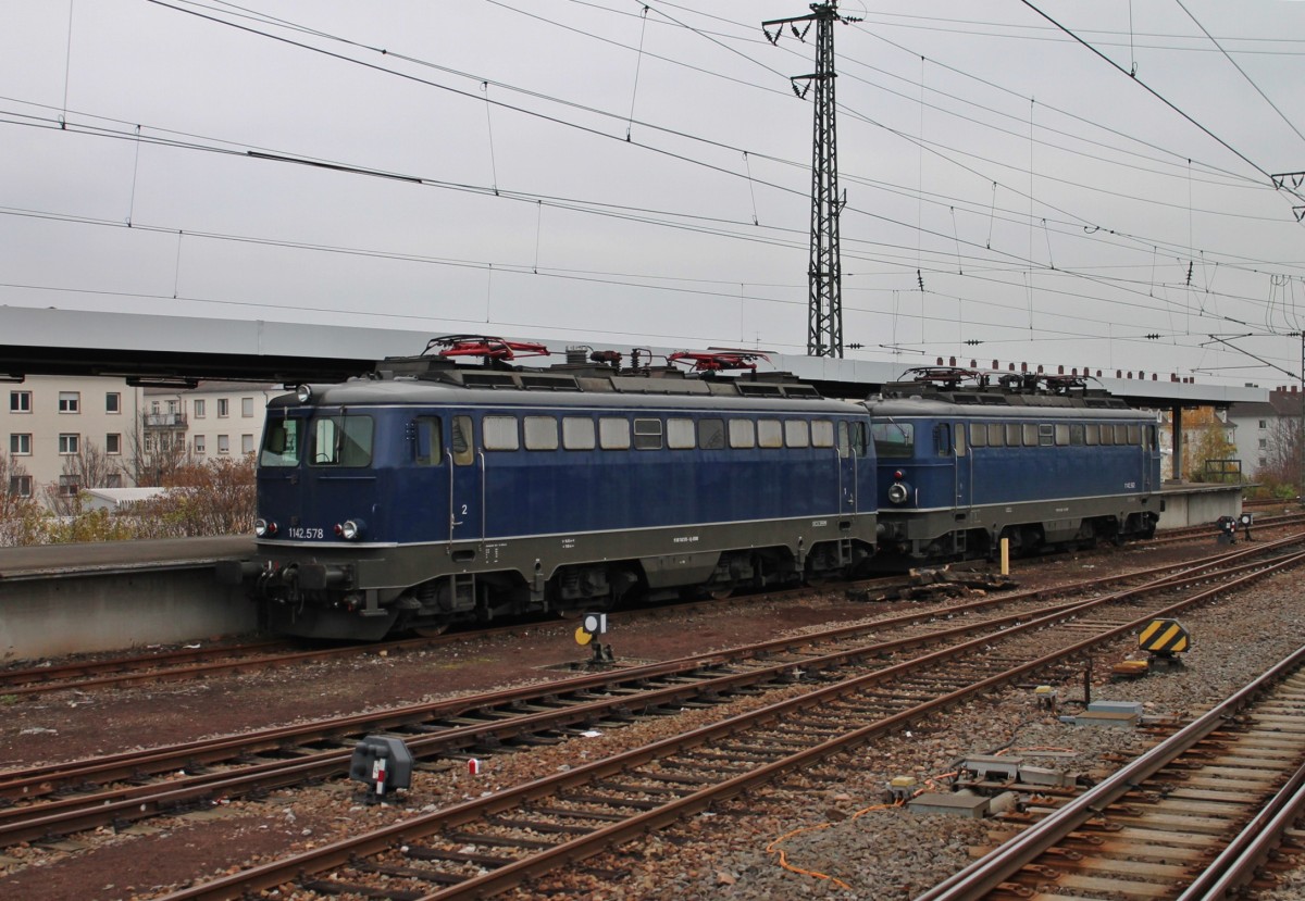 Ebenfalls am 16.11.2013 in Karlsruhe Hbf abgestellt, die ESG 1142.578 zusammen mit ESG 1142.562 und warten auf ihre nächste Leistung. (Aus fahrenden Zug fotografiert)