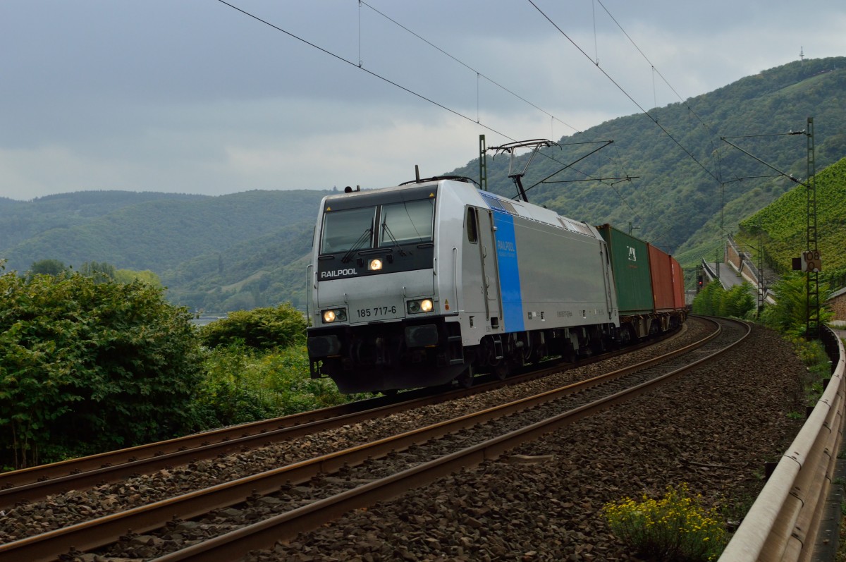 Ebenfalls auf der Kbs 470 bei Bopparder Hamm kommt die Railpool 185 717-6 mit einem schnellen und langen Kaselzug gen Koblenz gefahren. 22.9.2014
