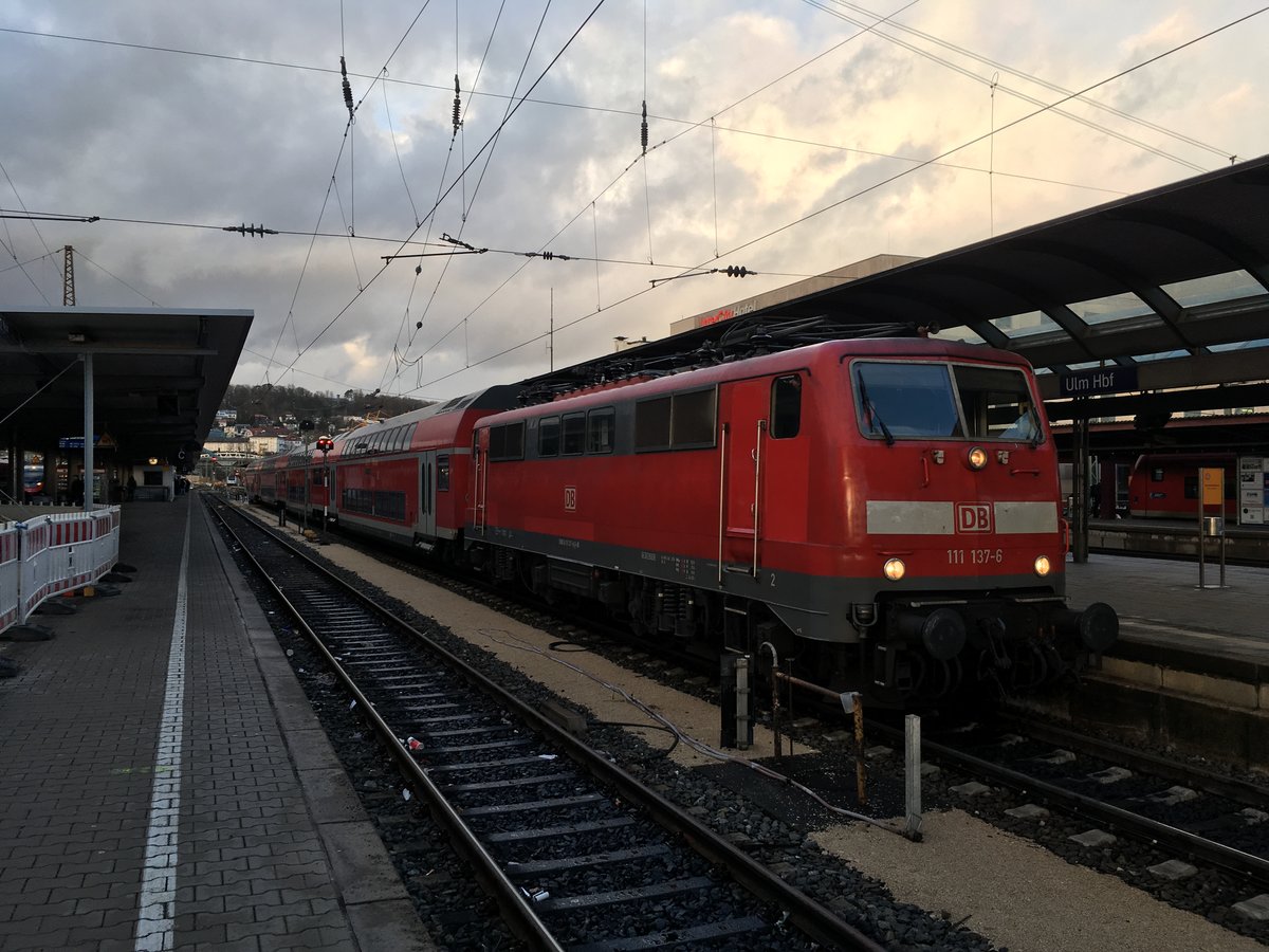 Ebenso ist derzeit wohl E - Lok Mangel in Ulm, eigentlich werden die IRE Stuttgart - Ulm von Loks der Br 146.2 befahren, heute hingegen zeigte sich 218 438, 111 168, und 111 137 als Loks für den Ire Stuttgart - Ulm.

So brachte 111 137 einen Ire aus Stuttgart pünktlich nach Ulm.