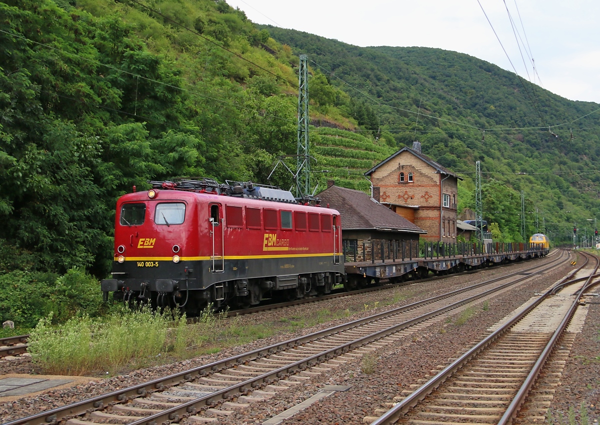 EBM 140 003-5 mit leeren Rungenwagen in Fahrtrichtung Koblenz. Am Zugschluss hing noch die DB Bahnbau 218 449-7. Aufgenommen in Kaub am Rhein am 14.07.2015.