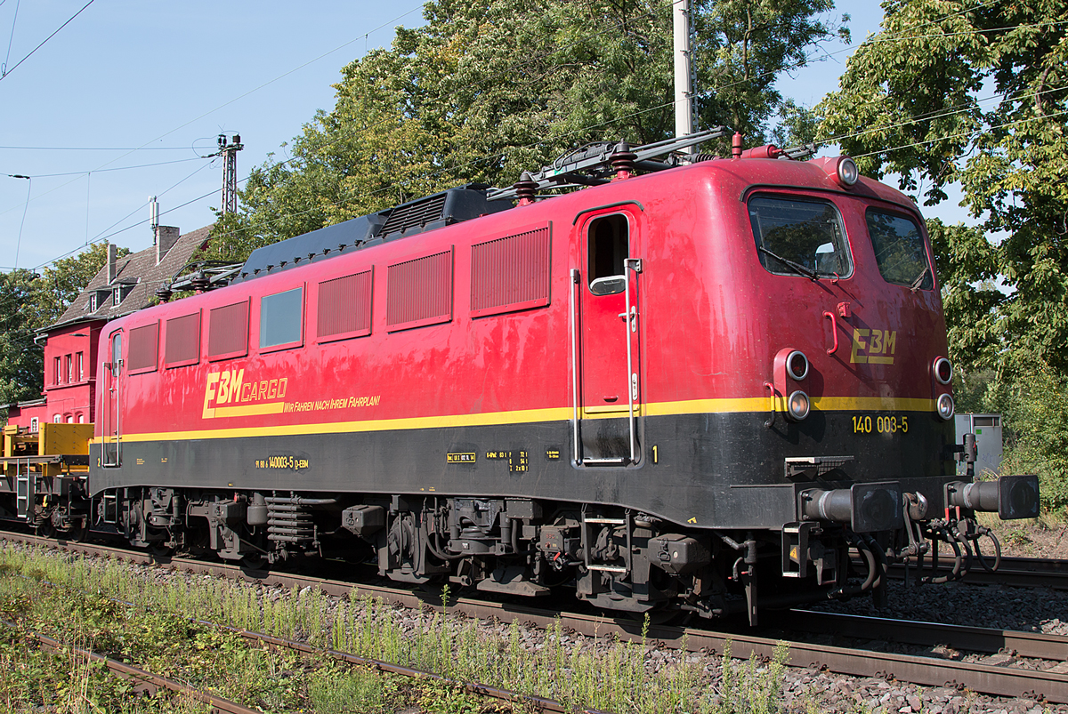 EBM Cargo 140 003-5 abgebügelt auf dem Durchfahrtsgleis in Ratingen Lintorf mit einigen technischen Schwierigkeiten am 06.08.2015.