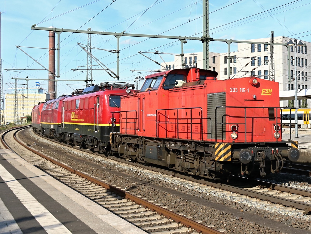 EBM LZ am 17.07.2016 Bielefeld Hbf Richtung Gütersloh durchfahrend aus:<Br>
203 115-1 (NVR: 92 80 1203 115-1 D_EBM voraus<br>
140 003-5 (NVR: 91 80 6 140003-5 D-EBM)<br>
225 094-2 (NVR: 92 80 1225 094-2 D-EBM)<br>
1116 278-3(NVR: A-ÖBB 9181 1116 278-3)
<br>Weitere Bilder zum Thema Bahnfotografie gibt es auf meiner Site unter:<br> 
<a href= http://www.ralf-bueker.de/Ralf's Eisenbahnbilder.htm target= _blank >Ralf's Eisenbahnbilder