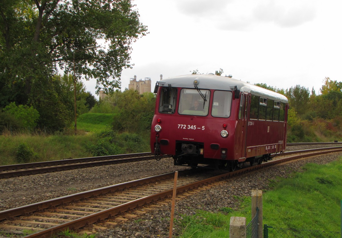 EBS 772 345-5 als Sonderzug nach Freyburg (U), am 27.09.2015 bei der Bereitstellung in Karsdorf.