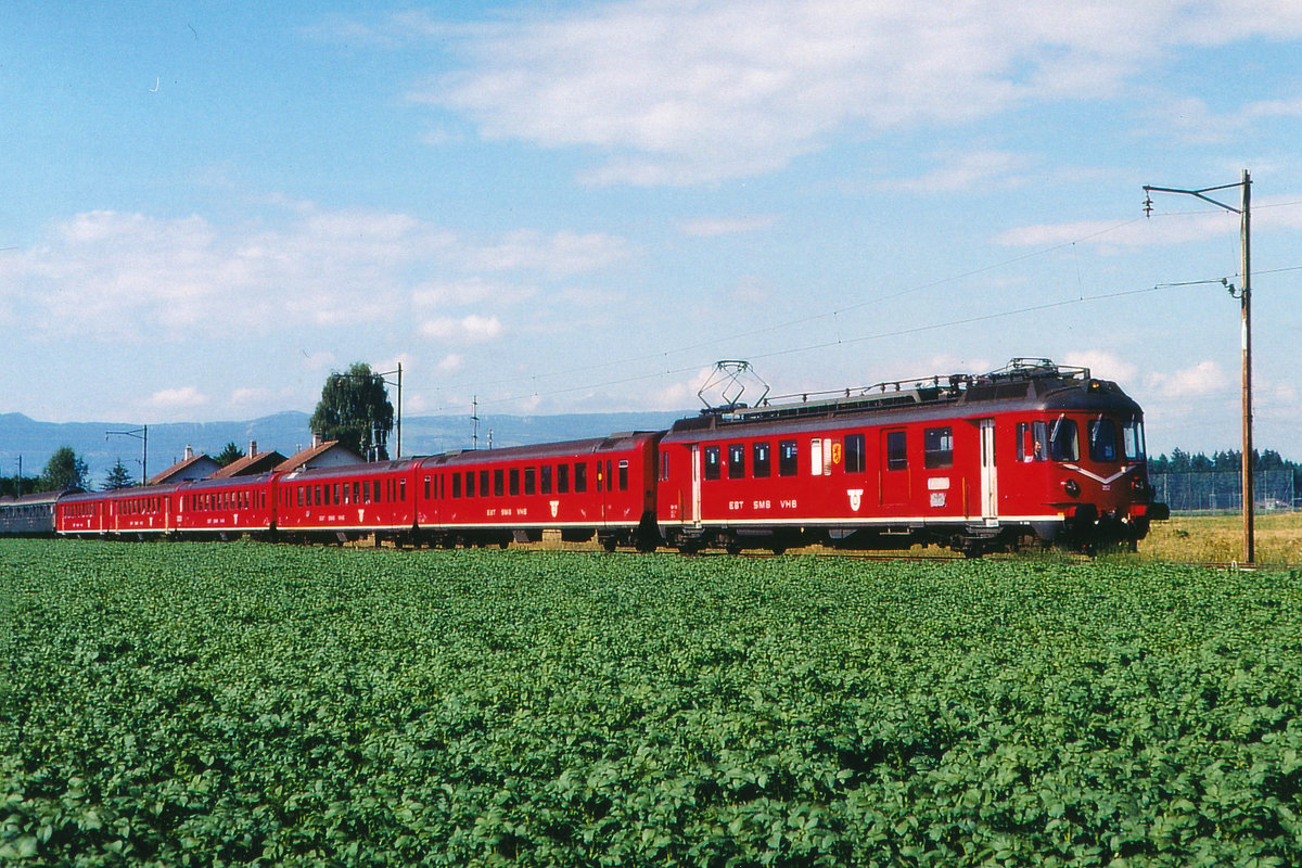 EBT: Verstärkter BDe 4/4 II 252 Miragependel  Willisau  nach Solothurn unterwegs bei Wiler Utzenstorf im Juni 1990.
Foto: Walter Ruetsch   