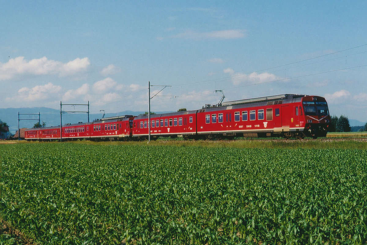 EBT: Verstärkter RBDe 566 Pendel bei Wiler Utzenstorf  auf der Fahrt nach Solothurn im Sommer 1990.
Intressanterweise wurde dieser Planzug bestehend aus zwei kurzen Pendelzüge durch zwei B verstärkt.
Foto: Walter Ruetsch