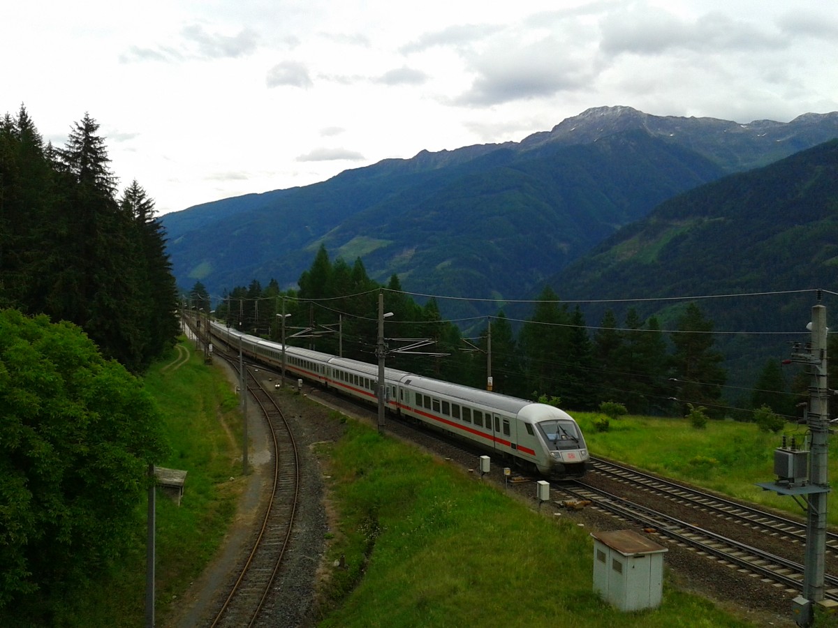 EC 114 (Klagenfurt Hbf - Dortmund Hbf) am 21.6.2015 bei der Durchfahrt in Penk. Am Zugschluss schob die 101 037-0  Eisenbahner mit Herz gesucht .