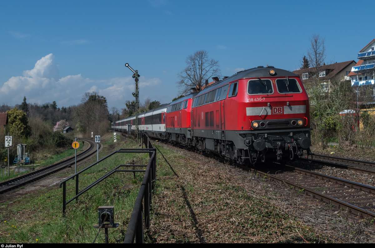 EC 194 München Hbf - Zürich HB durchfährt am 4. April 2016 bespannt mit 218 430 und einer Schwesterlok Lindau Aeschach.