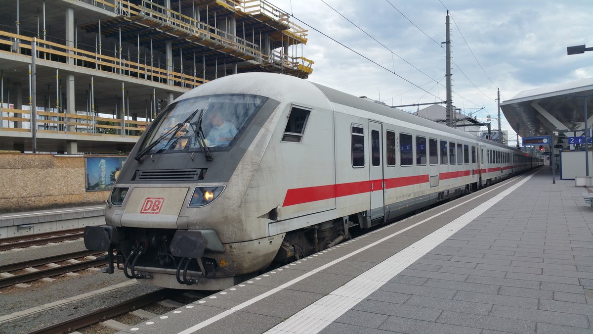 EC 218 von Graz HBF. über Salzburg und München nach Frankfurt (Main) HBF. steht hier am 19.7.2017 in Salzburg HBF. zur Abfahrt bereit. 