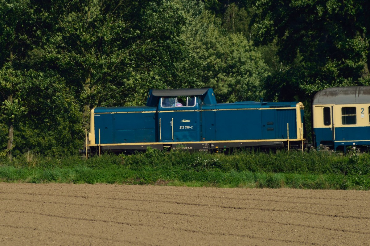 Echt Schräg. Die Railflex 212 039-2 an der Spitze des ersten Sonderzuges von Mettmann Stadtwald nach Düsseldorf Hbf auf der Rampe von Erkrath nach Gerresheim hinunter. 24.8.2015