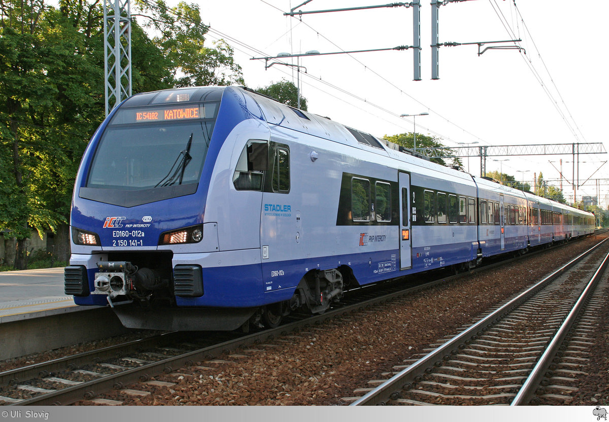 ED160-012a der PKP bei seinen Halt am Abend des 2. Juni 2016 in Piotrków Trybunalski.