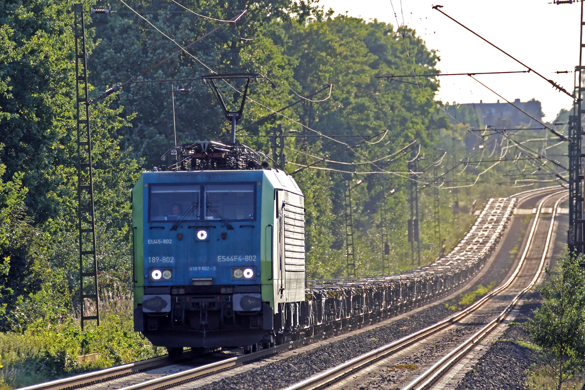 EE 64 F4-802 mit einem leeren Containerzug am BÜ KM27,298 auf der Hamm-Osterfelder Strecke in Recklinghausen 10.9.2015