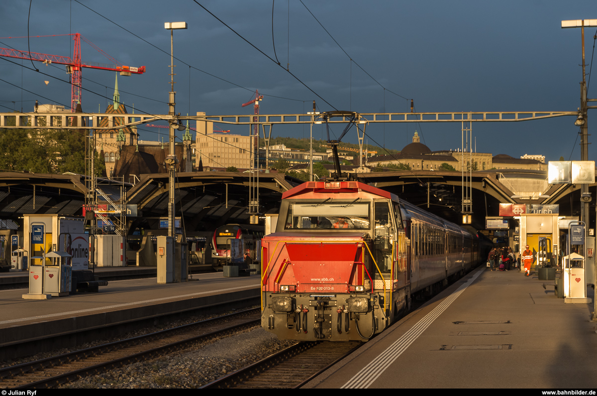 Ee 922 013 stellt am 14. Mai 2017 in Zürich HB einige Zusatzwagen von einem angekommenen Zug weg.