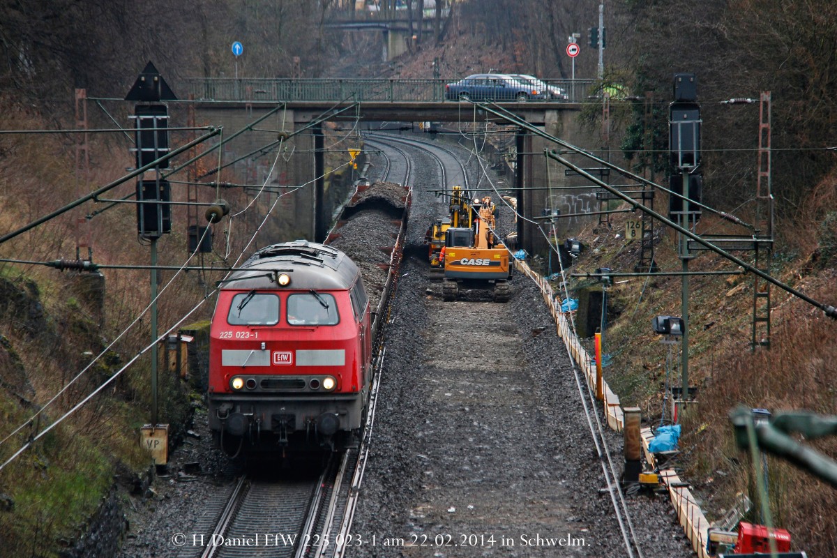 EfW 225 023-1 am 22.02.2014 in Schwelm, dort werden neue Gleise gebaut.