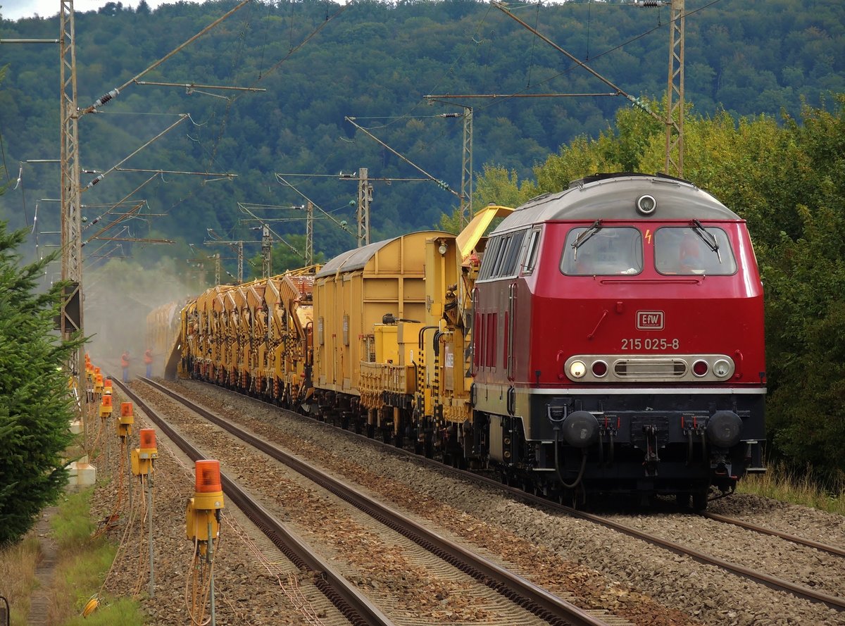 EfW Lok 215 025 mit Bunkerschüttgutwagen am 23.08.2014 bei Gleisbauarbeiten im Neckartal zwischen Lustnau und Kirchentellinsfurt.